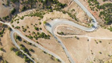 Yılan gibi dar yol dağın batı Yunanistan arasından kıvrıla kıvrıla hava görünüm. Katlanmış ve döner Yunanistan Peloponnese bölgesinde dağ kadar keskin virajlı dolu bir yol.