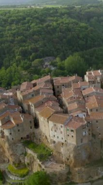 Küçük Kudüs olarak bilinen volkanik tufa sırtı üzerindeki Pitigliano kasabasının dikey hava manzarası. Etrüsk mirası, Grosseto, Toskana, İtalya.