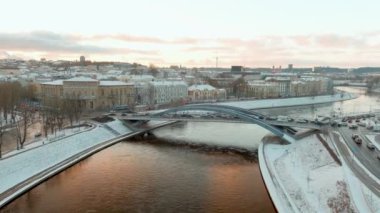 Kışın güzel Vilnius şehri manzarası. Karla kaplı evler, kiliseler ve sokaklar. Hava akşam manzarası. Neris nehri kıyısı. Litvanya 'nın Vilnius kentindeki kış manzarası.