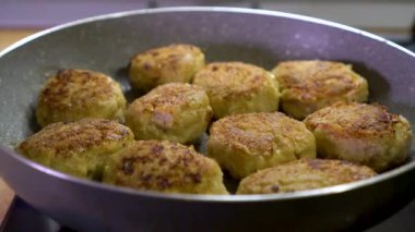 Sıcak tavada taze köfte kızartıyorum. Mutfak gereçlerini kullanarak. Yemek hazırlama..