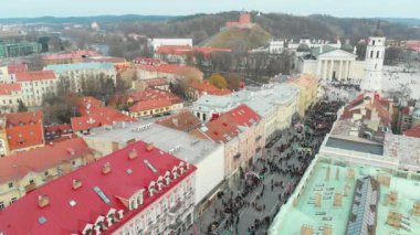 VILNIUS, LITHUANIA - 16 Şubat 2020: Vilnius 'taki Devlet Günü' nün restorasyonuna katılan yüzlerce insanın havadan görüşü. 16 Şubat 'ta Gediminas Bulvarı' nda şenlik ateşi yakıldı.