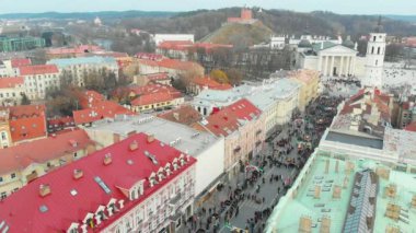 VILNIUS, LITHUANIA - 16 Şubat 2020: Vilnius 'taki Devlet Günü' nün restorasyonuna katılan yüzlerce insanın havadan görüşü. 16 Şubat 'ta Gediminas Bulvarı' nda şenlik ateşi yakıldı.