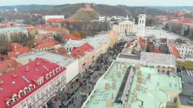 VILNIUS, LITHUANIA - 16 Şubat 2020: Vilnius 'taki Devlet Günü' nün restorasyonuna katılan yüzlerce insanın havadan görüşü. 16 Şubat 'ta Gediminas Bulvarı' nda şenlik ateşi yakıldı.