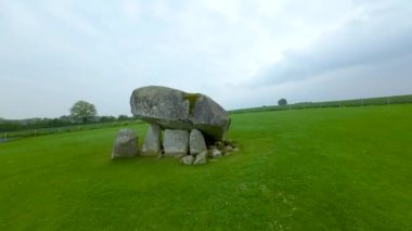 Resmi adıyla Kernanstown Cromlech olarak bilinen Brownshill Dolmen 'in hava görüntüsü muhteşem bir megalitik granit kapak taşı yaklaşık 103 ton ağırlığında İrlanda' nın Carlow ilçesinde yer almaktadır.