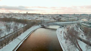 Kışın güzel Vilnius şehri manzarası. Karla kaplı evler, kiliseler ve sokaklar. Hava akşam manzarası. Neris nehri kıyısı. Litvanya 'nın Vilnius kentindeki kış manzarası.