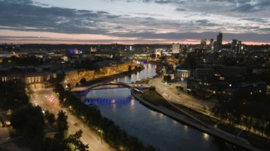 Karanlık çöktüğünde Vilnius Eski Kasabası, Neris Nehri ve Mindaugas Köprüsü manzaralı. Gün batımı manzarası. Litvanya Vilnius 'un gece manzarası.