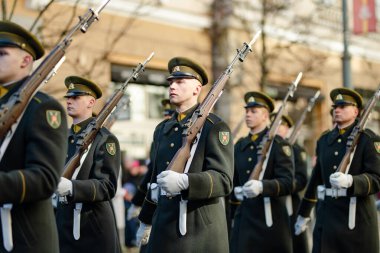 VILNIUS, LITHUANIA - 11 Mart 2024: Litvanya 'nın bağımsızlığını geri kazanmasının 34. yıldönümü kutlamaları. Ulusal bayrak taşıyan katılımcılar. Kovo 11.