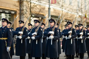 VILNIUS, LITHUANIA - 11 Mart 2024: Litvanya 'nın bağımsızlığını geri kazanmasının 34. yıldönümü kutlamaları. Ulusal bayrak taşıyan katılımcılar. Kovo 11.