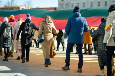 VILNIUS, LITHUANIA - 11 Mart 2024: Litvanya 'nın bağımsızlığını geri kazanmasının 34. yıldönümü münasebetiyle binlerce insan bayram etkinliklerine katıldı. Vilnius 'ta şenlik aktiviteleri.