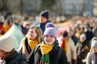 VILNIUS, LITHUANIA - 11 Mart 2024: Litvanya 'nın bağımsızlığını geri kazanmasının 34. yıldönümü münasebetiyle binlerce insan bayram etkinliklerine katıldı. Vilnius 'ta şenlik aktiviteleri.