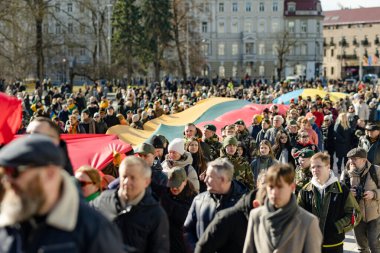 VILNIUS, LITHUANIA - 11 Mart 2024: Litvanya 'nın bağımsızlığını geri kazanmasının 34. yıldönümü münasebetiyle binlerce insan bayram etkinliklerine katıldı. Vilnius 'ta şenlik aktiviteleri.