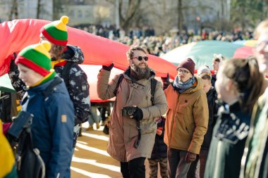 VILNIUS, LITHUANIA - 11 Mart 2024: Litvanya 'nın bağımsızlığını geri kazanmasının 34. yıldönümü münasebetiyle binlerce insan bayram etkinliklerine katıldı. Vilnius 'ta şenlik aktiviteleri.