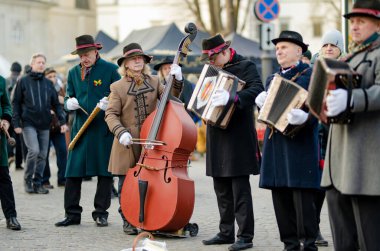 VILNIUS, LITHUANIA - 4 Mart 2024: Kaziuko muge veya Kaziukas, geleneksel Paskalya pazarı, Eski Şehir sokaklarında her yıl düzenlenen el sanatları fuarı.
