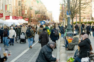 VILNIUS, LITHUANIA - 4 Mart 2024: Kaziuko muge veya Kaziukas 'a katılan yüzlerce insan, geleneksel Paskalya pazarına, her yıl Old Town sokaklarında düzenlenen el sanatları fuarına katılıyor.