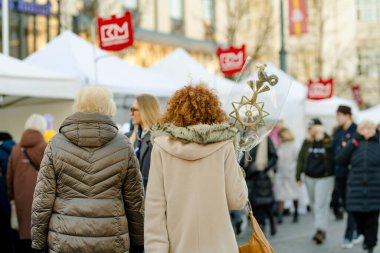 VILNIUS, LITHUANIA - 4 Mart 2024: Kaziuko muge veya Kaziukas 'a katılan yüzlerce insan, geleneksel Paskalya pazarına, her yıl Old Town sokaklarında düzenlenen el sanatları fuarına katılıyor.