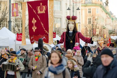 VILNIUS, LITHUANIA - 4 Mart 2024: Kaziuko muge veya Kaziukas, geleneksel Paskalya pazarı sırasında mizahi geçit törenine katılan neşeli insanlar, her Mart ayında Old Town sokaklarında el sanatları fuarı düzenleniyor.