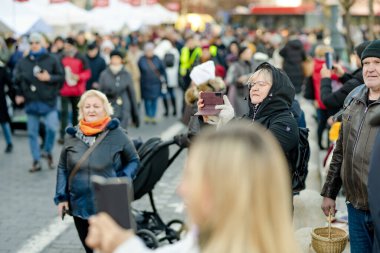 VILNIUS, LITHUANIA - 4 Mart 2024: Kaziuko muge veya Kaziukas 'a katılan yüzlerce insan, geleneksel Paskalya pazarına, her yıl Old Town sokaklarında düzenlenen el sanatları fuarına katılıyor.