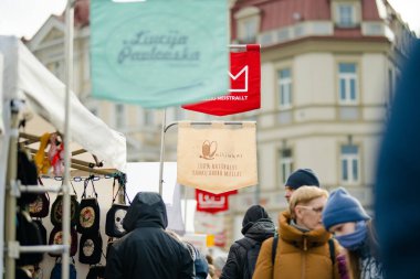 VILNIUS, LITHUANIA - 4 Mart 2024: Kaziuko muge veya Kaziukas 'a katılan yüzlerce insan, geleneksel Paskalya pazarına, her yıl Old Town sokaklarında düzenlenen el sanatları fuarına katılıyor.