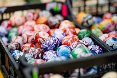 VILNIUS, LITHUANIA - 4 Mart 2024: Vilnius, Litvanya 'da geleneksel el sanatları fuarında el yapımı ahşap yumurtalar satıldı