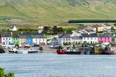 PORTMAGEE, IRELAND - 21 Mayıs 2023: Valentia Adası 'nın güneyindeki Iveragh yarımadasında bulunan Portmagee Köyü, İrlanda