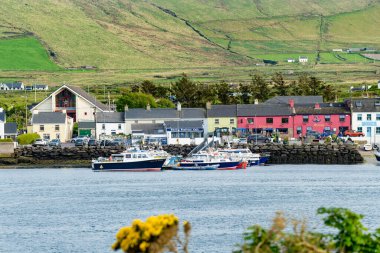 PORTMAGEE, IRELAND - 21 Mayıs 2023: Valentia Adası 'nın güneyindeki Iveragh yarımadasında bulunan Portmagee Köyü, İrlanda