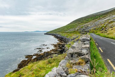 İrlanda 'nın Clare ilçesinin Burren bölgesinde muhteşem sisli bir manzara. Burren Ulusal Parkı 'nda karst kireç taşına maruz kalmış. Sert İrlanda doğası.
