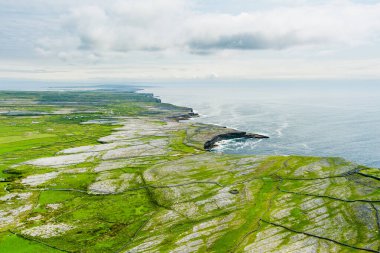 Inishmore veya Inis Mor, Galway Bay, İrlanda Aran Adaları en büyük havadan görünümü. Güçlü İrlanda kültürü, İrlanda diline sadakati ve antik kentlerin zenginliği ile ünlüdür..