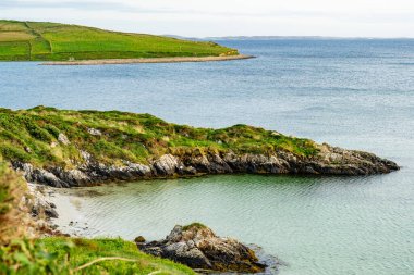 Ünlü Gökyüzü Yolu 'ndan muhteşem manzara, Clifden' den başlayan 15 km 'lik döngü sürüşü sayısız parlak izleme noktası ile başlıyor, Vahşi Atlantik Yolu, Connemara, İrlanda.