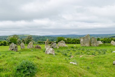 Beltany Taş Çemberi, İrlanda 'nın Donegal ilçesinin Raphoe kasabasının güneyinde bulunan etkileyici bir Bronz Çağı ayin alanı. M.Ö. 2100-700 yıllarından kalma..