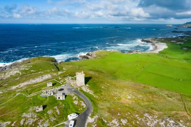Banba 's Crown' ın hava manzarası, Malin Head 'in ikonik mücevheri, İrlanda' nın en kuzey noktası, ünlü Vahşi Atlantik Yolu, muhteşem kıyı yolu. Doğanın harikaları. Sayısız Keşif Noktaları. Ortak Donegal