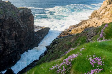 Polifreann ya da Malin Head 'deki Hells Hole, İrlanda' nın en kuzey noktası, Vahşi Atlantik Yolu, muhteşem kıyı yolu. Doğanın harikaları. Sayısız Keşif Noktaları. Ortak Donegal