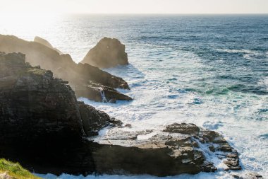 Malin Head 'deki sert ve kayalık sahil, İrlanda' nın en kuzeyindeki nokta, Vahşi Atlantik Yolu, muhteşem kıyı yolu. Doğanın harikaları. Sayısız Keşif Noktaları. Ortak Donegal