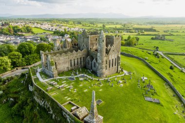 Cashel Kayası, Ayrıca Kings Cashel ve St Patrick's Rock, Cashel, County Tipperary bulunan tarihi bir site olarak da bilinir. İrlanda'nın en ünlü turistik biri.
