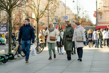 VILNIUS, LITHUANIA - 4 Mart 2024: Kaziuko muge veya Kaziukas 'a katılan yüzlerce insan, geleneksel Paskalya pazarına, her yıl Old Town sokaklarında düzenlenen el sanatları fuarına katılıyor.