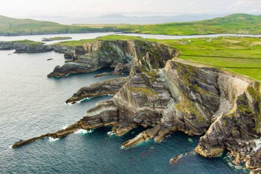 Şaşırtıcı dalga Kerry Cliffs, yaygın County Kerry, İrlanda en muhteşem uçurumlar olarak kabul lashed. Ünlü Ring of Kerry güzergahı üzerinde turistik.