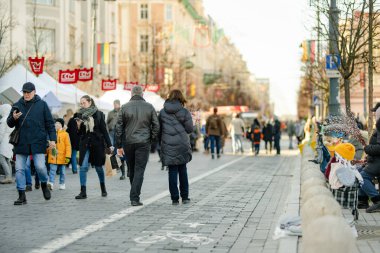 VILNIUS, LITHUANIA - 4 Mart 2024: Kaziuko muge veya Kaziukas 'a katılan yüzlerce insan, geleneksel Paskalya pazarına, her yıl Old Town sokaklarında düzenlenen el sanatları fuarına katılıyor.