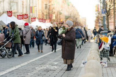 VILNIUS, LITHUANIA - 4 Mart 2024: Kaziuko muge veya Kaziukas 'a katılan yüzlerce insan, geleneksel Paskalya pazarına, her yıl Old Town sokaklarında düzenlenen el sanatları fuarına katılıyor.