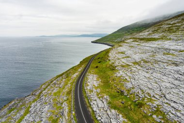 İrlanda 'nın Clare ilçesinin Burren bölgesinde muhteşem sisli hava manzarası. Burren Ulusal Parkı 'nda karst kireç taşına maruz kalmış. Sert İrlanda doğası.