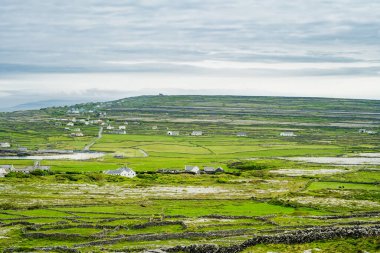 Inishmore ya da Inis Mor, İrlanda 'nın Galway Körfezi' ndeki Aran Adaları 'nın en büyüğü. Güçlü İrlanda kültürüyle, İrlanda diline bağlılığıyla ve antik sitelerin zenginliğiyle ünlüdür..