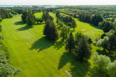 İrlanda 'nın Galway ilçesi Oughterard kasabası yakınlarındaki cennet yeşili golf sahasının havadan görünüşü