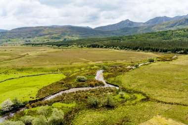 Joyce 'un nehrinin İrlanda' nın Connemara bölgesindeki hava manzarası. İrlanda manzarası, Galway İlçesi, İrlanda.