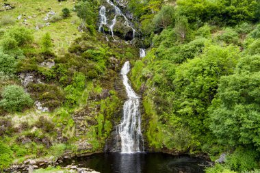 Donegal 'in en güzel şelalelerinden Assaranca Şelalesi' nin havadan görünüşü. Bölgeyi ziyaret eden turistlerin görmesi gereken gizli bir mücevher. Maghera Sahili ve Mağaraları yakınlarındaki şaşırtıcı doğal cazibe..