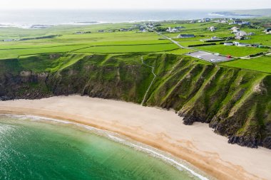 Silver Strand, güneybatıdaki Donegal ilçesinin Glencolmcille yakınlarındaki Malin Beg 'de bulunan at nalı şeklinde bir körfezde kumlu bir sahil. Vahşi Atlantik Yolu, İrlanda 'nın muhteşem kıyı yolu..