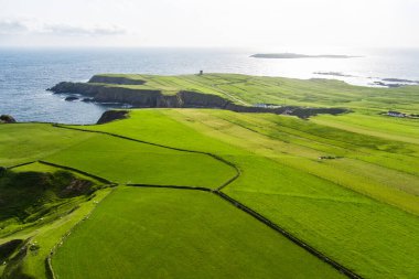 Silver Strand, güneybatıdaki Donegal ilçesinin Glencolmcille yakınlarındaki Malin Beg 'de bulunan at nalı şeklinde bir körfezde kumlu bir sahil. Vahşi Atlantik Yolu, İrlanda 'nın muhteşem kıyı yolu..