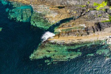 Kerry 'nin Halkası yolu boyunca engebeli ve kayalık kıyı manzarası. Iveragh Yarımadası 'nın engebeli kıyıları, Kerry ilçesi, İrlanda.