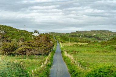 Ünlü Gökyüzü Yolu 'ndan muhteşem manzara, Clifden' den başlayan 15 km 'lik döngü sürüşü sayısız parlak izleme noktası ile başlıyor, Vahşi Atlantik Yolu, Connemara, İrlanda.