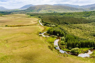 Joyce 'un nehrinin İrlanda' nın Connemara bölgesindeki hava manzarası. İrlanda manzarası, Galway İlçesi, İrlanda.