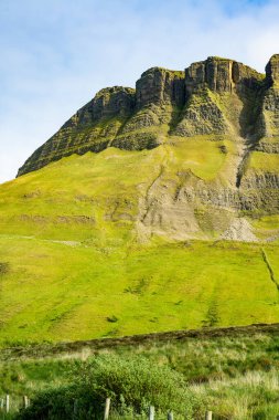 Benbulbin, nam-ı diğer Benbulben ya da Ben Bulben, simgesel simge, büyük düz tepeli nunatak kaya oluşumu. Wild Atlantic Way, County Sligo, İrlanda 'daki muhteşem kostüm sürüş rotası.