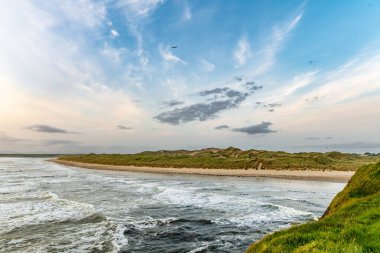 Muhteşem Tullan Strand, Donegal'ın ünlü sörf plajlarından biri, Sligo-Leitrim Dağları tarafından sağlanan doğal bir arka damla ile çerçeveli. County Donegal, İrlanda geniş düz kumlu plaj.