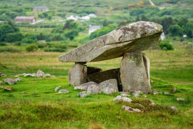 Kilclooney Dolmen, İrlanda 'nın en zarif portal mezarlarından biri ya da dolmens, güneybatı Donegal' da bulunuyor. Neolitik anıt M.Ö. 4000 ile 3.000 yılları arasında yapılmış..